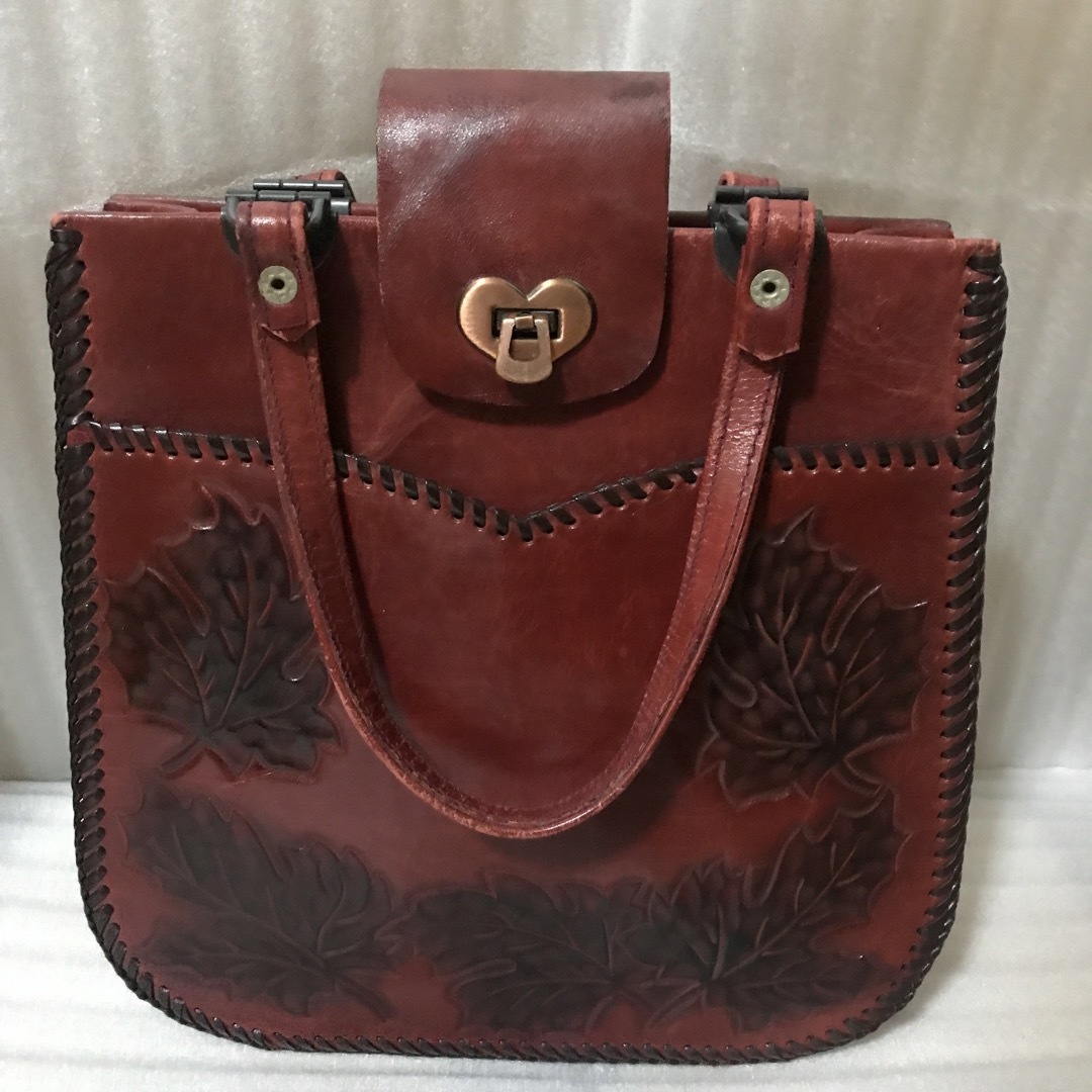 ハンドメイド　本革バッグ　ボルドー　赤 レディースのバッグ(ハンドバッグ)の商品写真