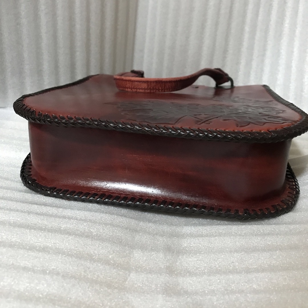 ハンドメイド　本革バッグ　ボルドー　赤 レディースのバッグ(ハンドバッグ)の商品写真