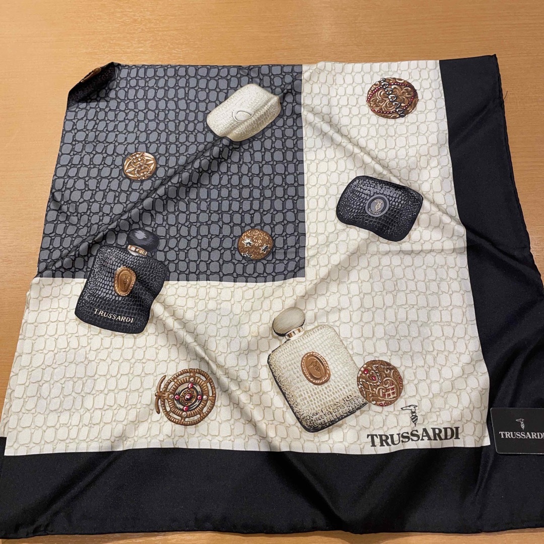 Trussardi(トラサルディ)のトラサルディシルク大判スカーフ レディースのファッション小物(バンダナ/スカーフ)の商品写真