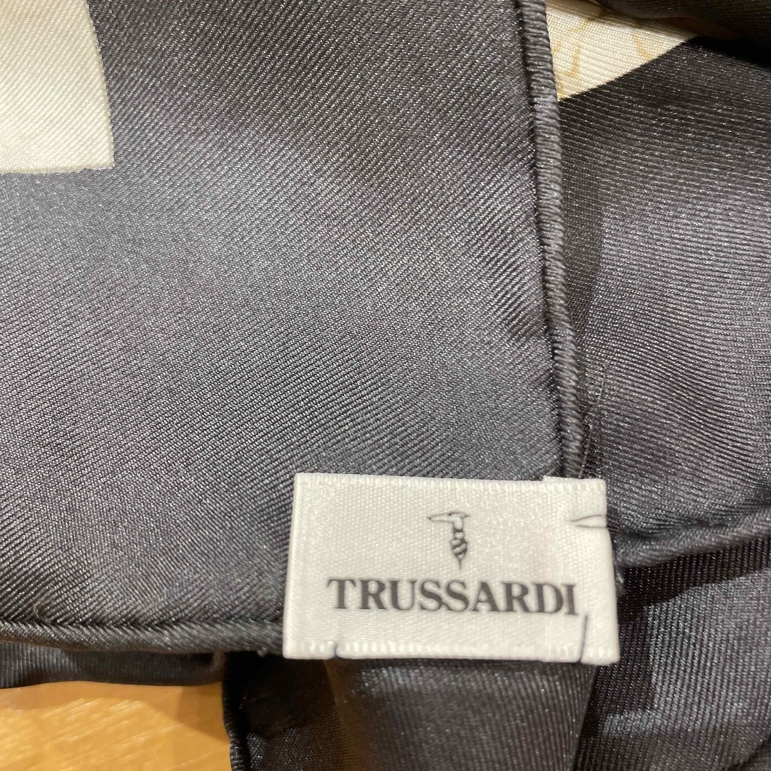 Trussardi(トラサルディ)のトラサルディシルク大判スカーフ レディースのファッション小物(バンダナ/スカーフ)の商品写真