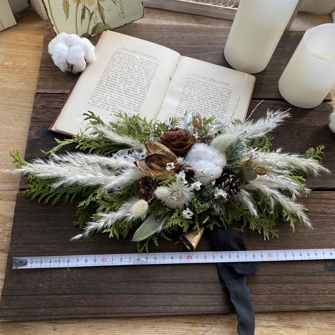 カウベルの音色　コニファーと木の実の横長スワッグ　クリスマススワッグ ハンドメイドのフラワー/ガーデン(ドライフラワー)の商品写真
