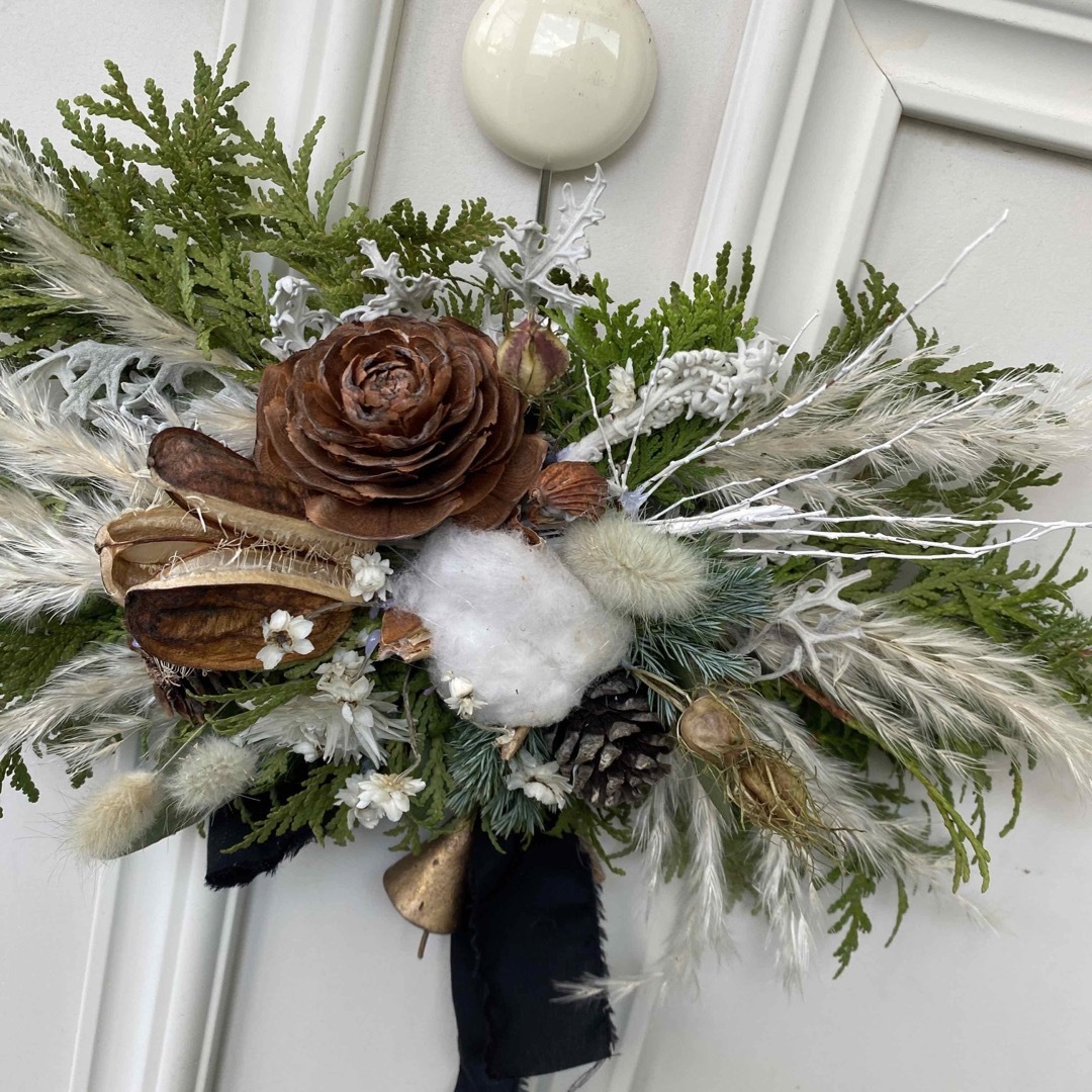 カウベルの音色　コニファーと木の実の横長スワッグ　クリスマススワッグ ハンドメイドのフラワー/ガーデン(ドライフラワー)の商品写真