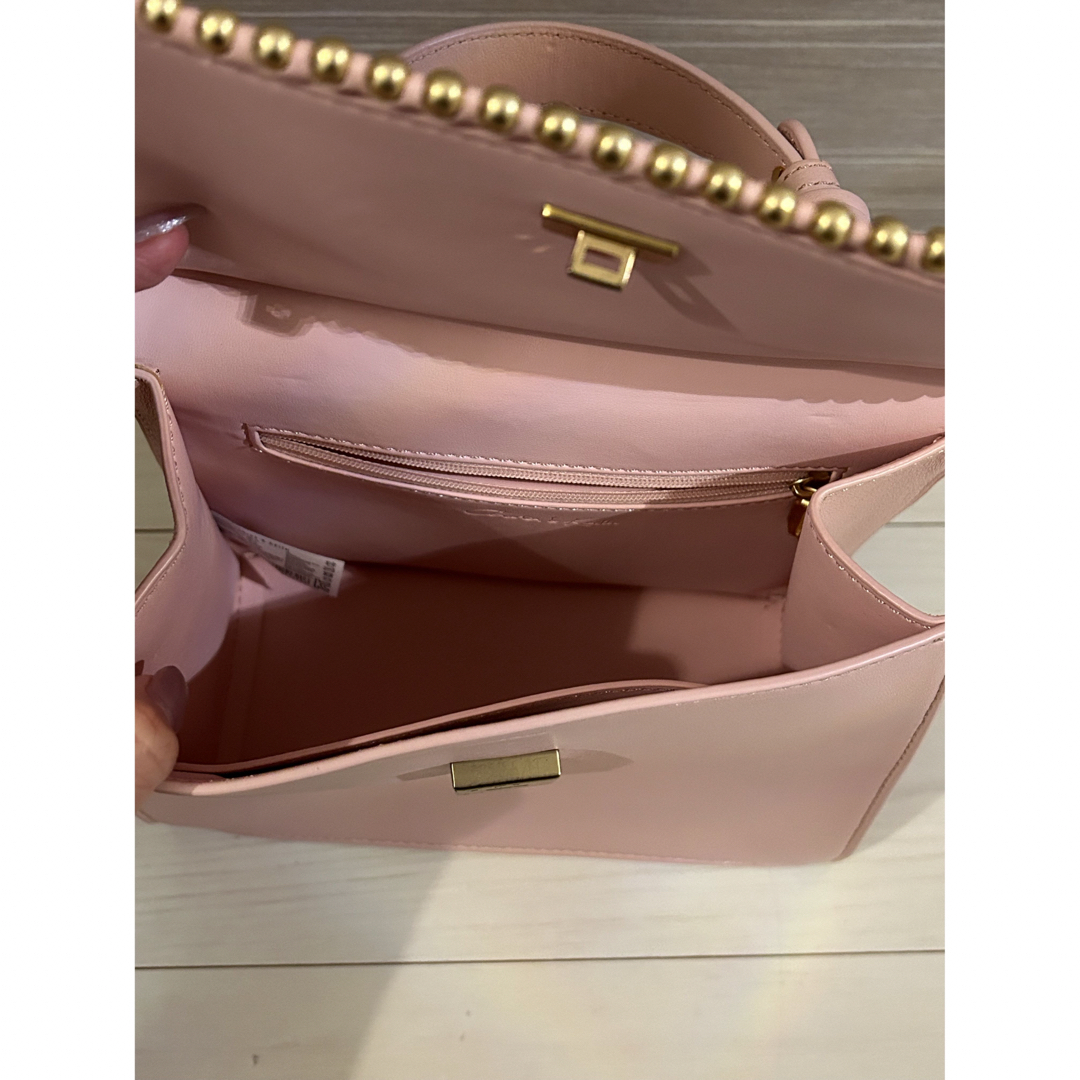 Charles and Keith(チャールズアンドキース)のCHARLES & KEITH  レザーハンドバッグ　カバン　ピンク レディースのバッグ(ハンドバッグ)の商品写真