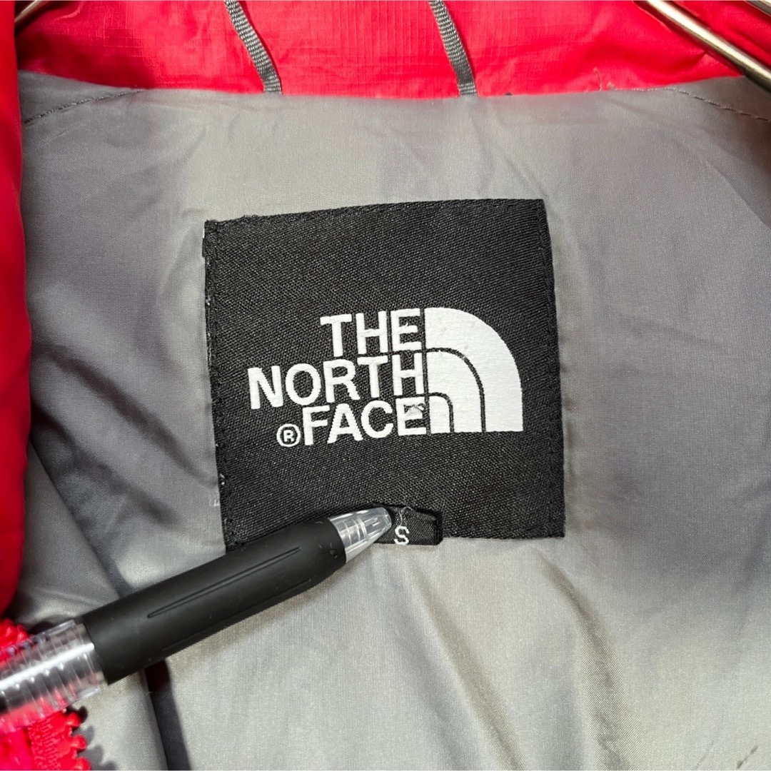 THE NORTH FACE(ザノースフェイス)の【ノースフェイス】ダウンジャケット　700 ヌプシ　赤700刺繍ワンポイントKF レディースのジャケット/アウター(ダウンジャケット)の商品写真