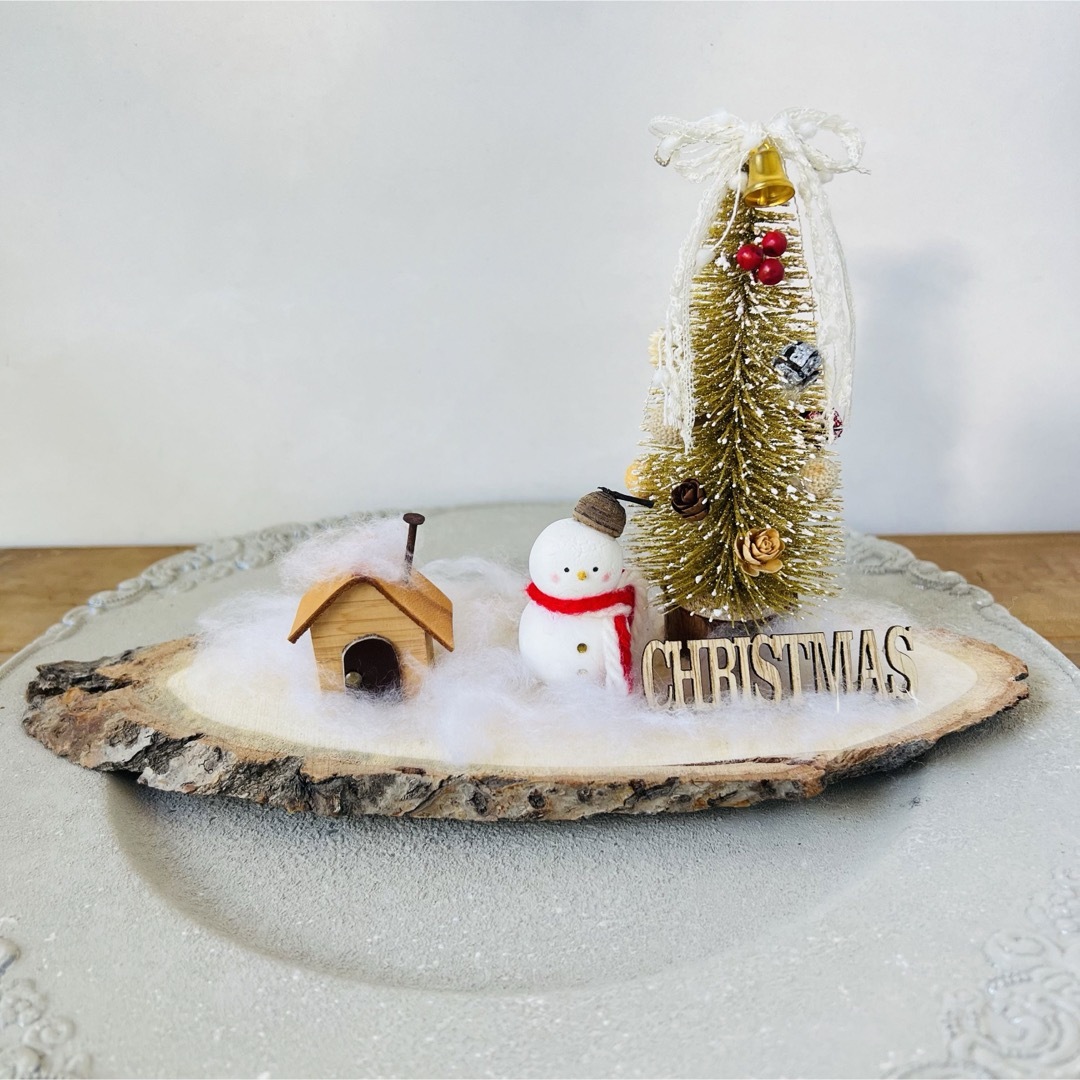 ウッドプレートのクリスマスアレンジ　クリスマスツリー　雪だるま ハンドメイドのインテリア/家具(インテリア雑貨)の商品写真