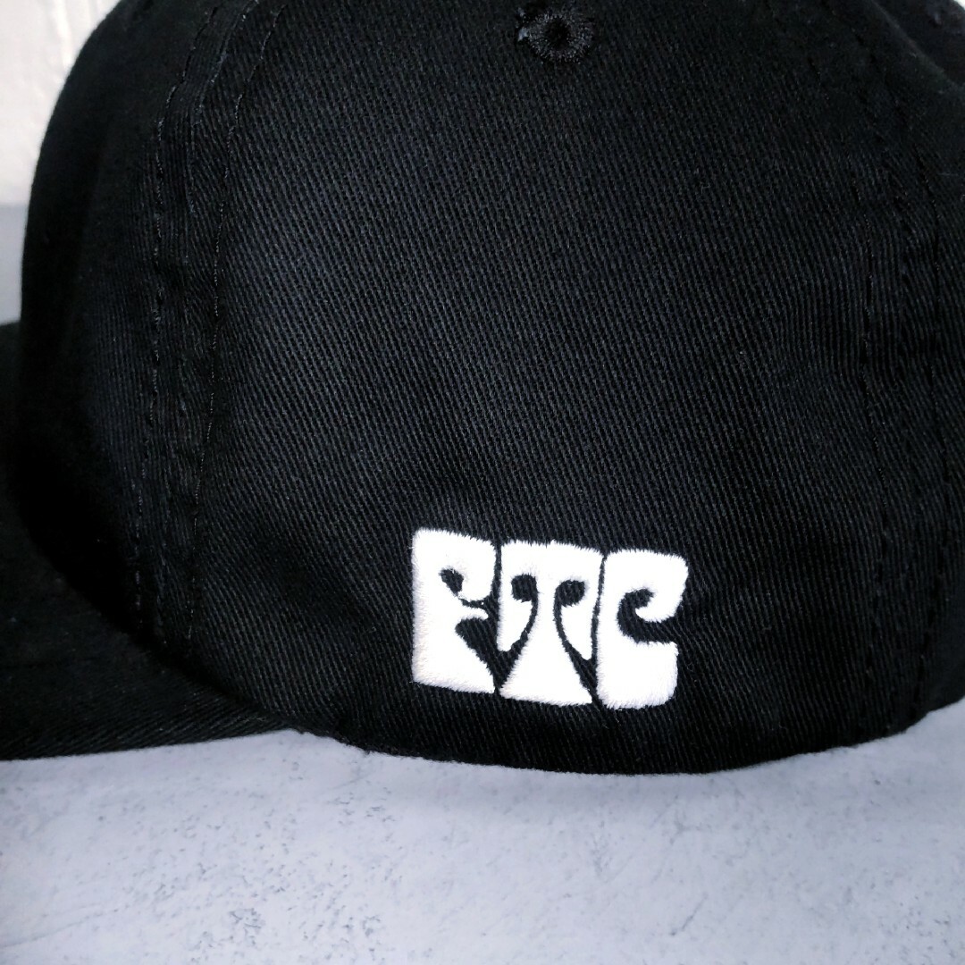 FTC(エフティーシー)の《FTC（エフティーシー）》ロゴ刺繍　6パネル　スナップバックキャップ メンズの帽子(キャップ)の商品写真