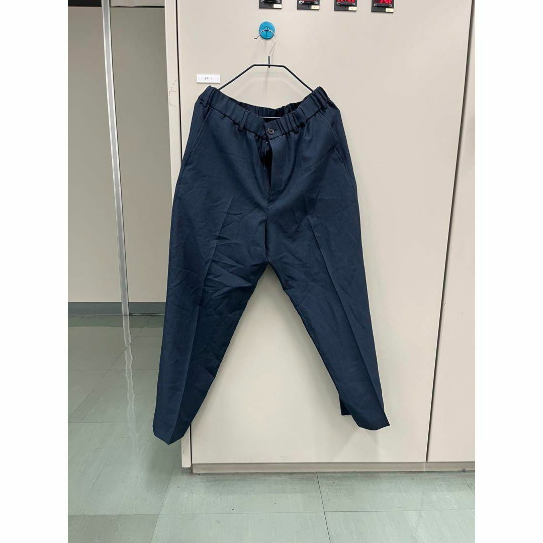 UNIQLO(ユニクロ)のワイドフィットテーパードパンツ ネイビー M メンズのパンツ(スラックス)の商品写真