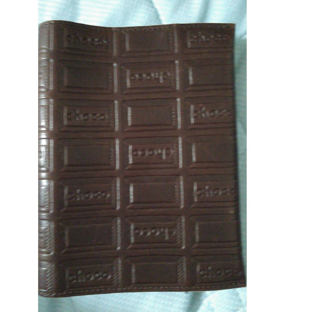 フェリシモ本革チョコレート型押ブックカバー ハンドメイドの文具/ステーショナリー(ブックカバー)の商品写真
