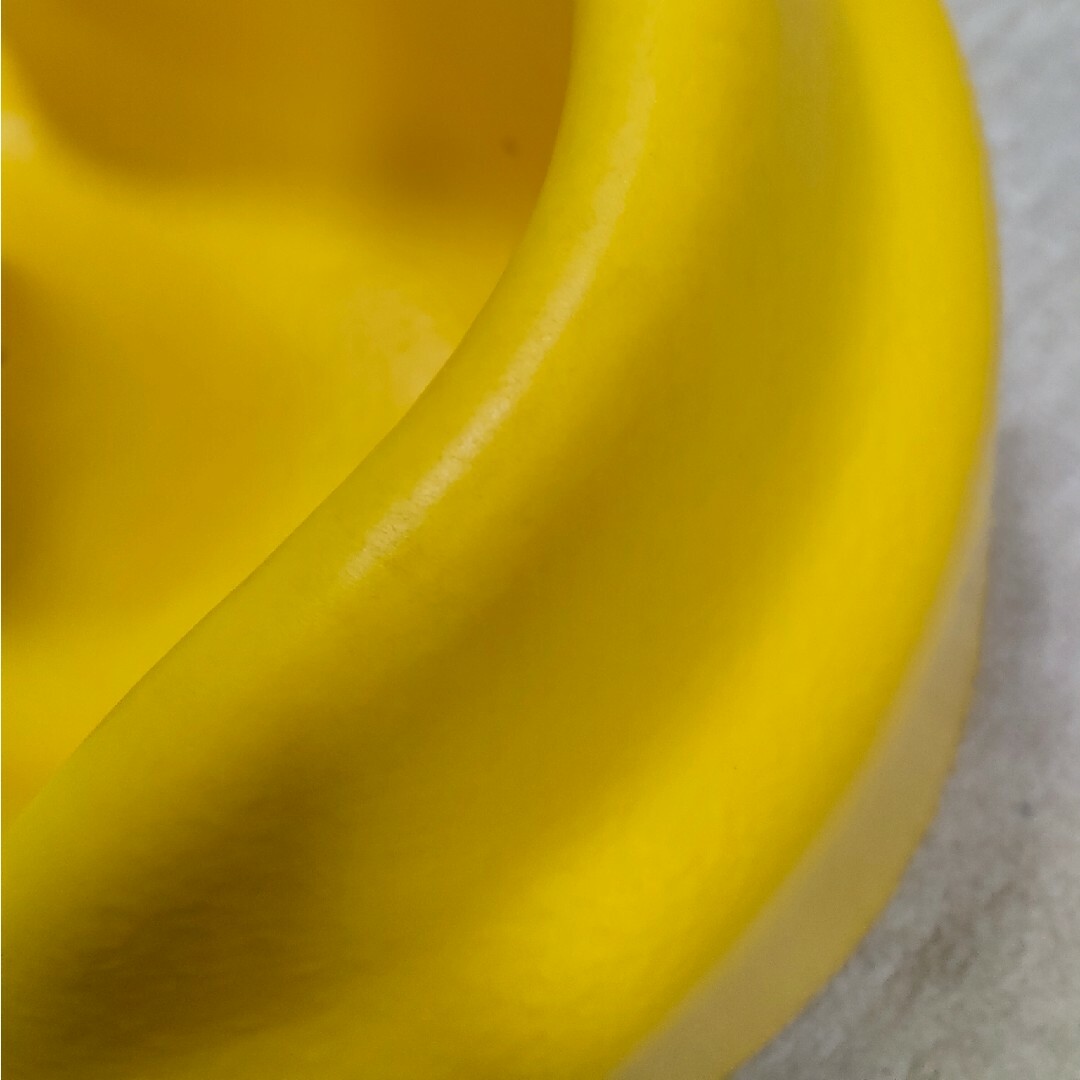 Bumbo(バンボ)のバンボ　黄色　テーブル　ベルト キッズ/ベビー/マタニティの授乳/お食事用品(その他)の商品写真