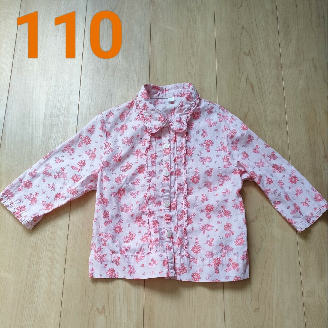 UNIQLO(ユニクロ)の【110】花柄ピンクシャツ キッズ/ベビー/マタニティのキッズ服女の子用(90cm~)(Tシャツ/カットソー)の商品写真