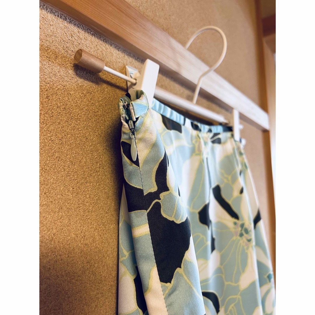 大きめ花柄　薄い上質スカート 生地スルスル⭐︎    オシャレでエレガント　美品 レディースのスカート(ひざ丈スカート)の商品写真
