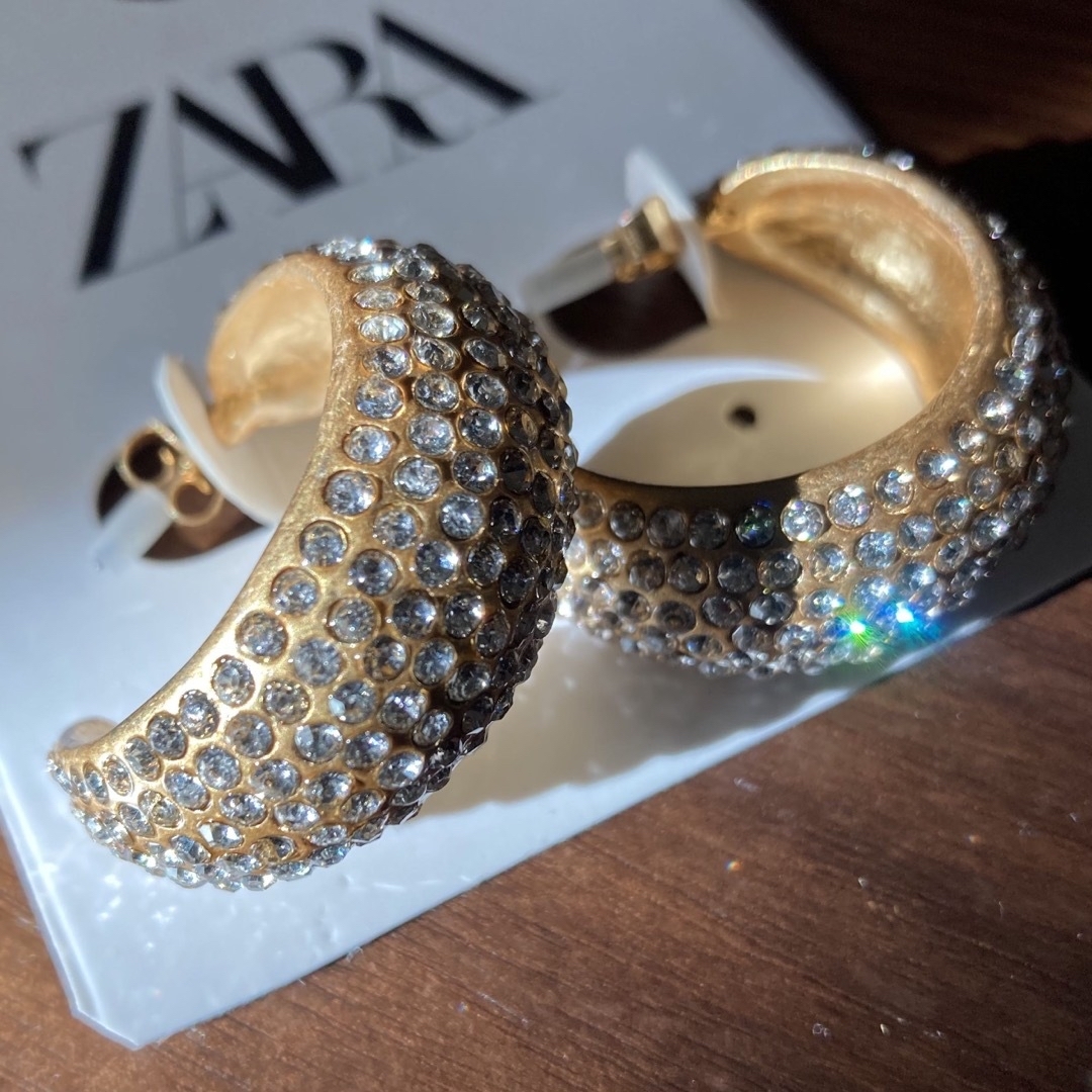 ZARA(ザラ)の未使用新品★ZARAきらきらフープピアス★ぎっしりラインストーン★カジュアルにも レディースのアクセサリー(ピアス)の商品写真