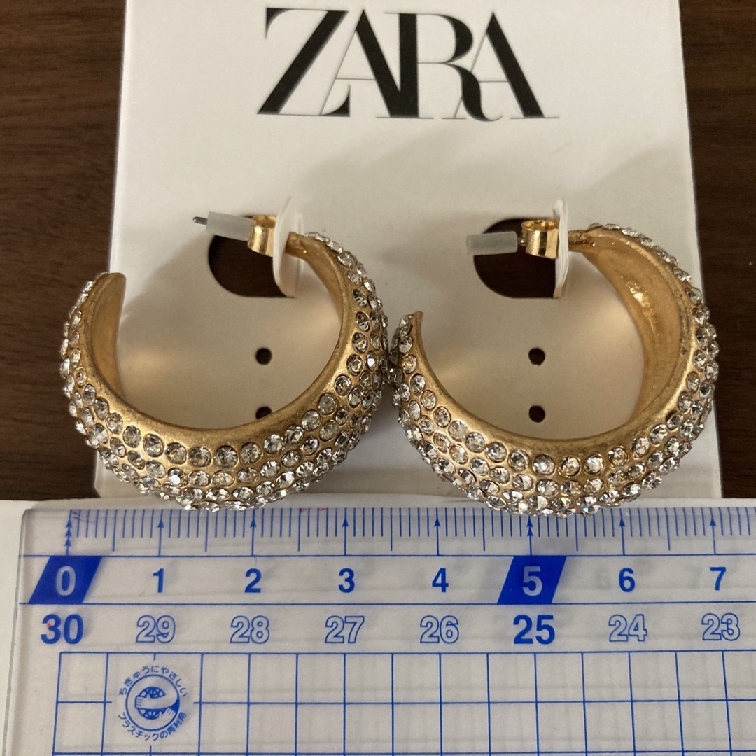 ZARA(ザラ)の未使用新品★ZARAきらきらフープピアス★ぎっしりラインストーン★カジュアルにも レディースのアクセサリー(ピアス)の商品写真