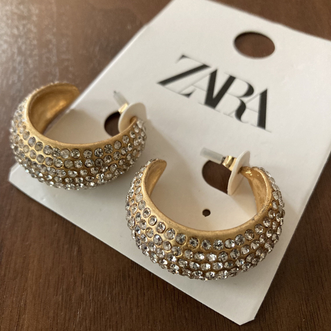 ZARA(ザラ)の未使用新品★ZARAきらきらフープピアス★ぎっしりラインストーン★カジュアルにも レディースのアクセサリー(ピアス)の商品写真