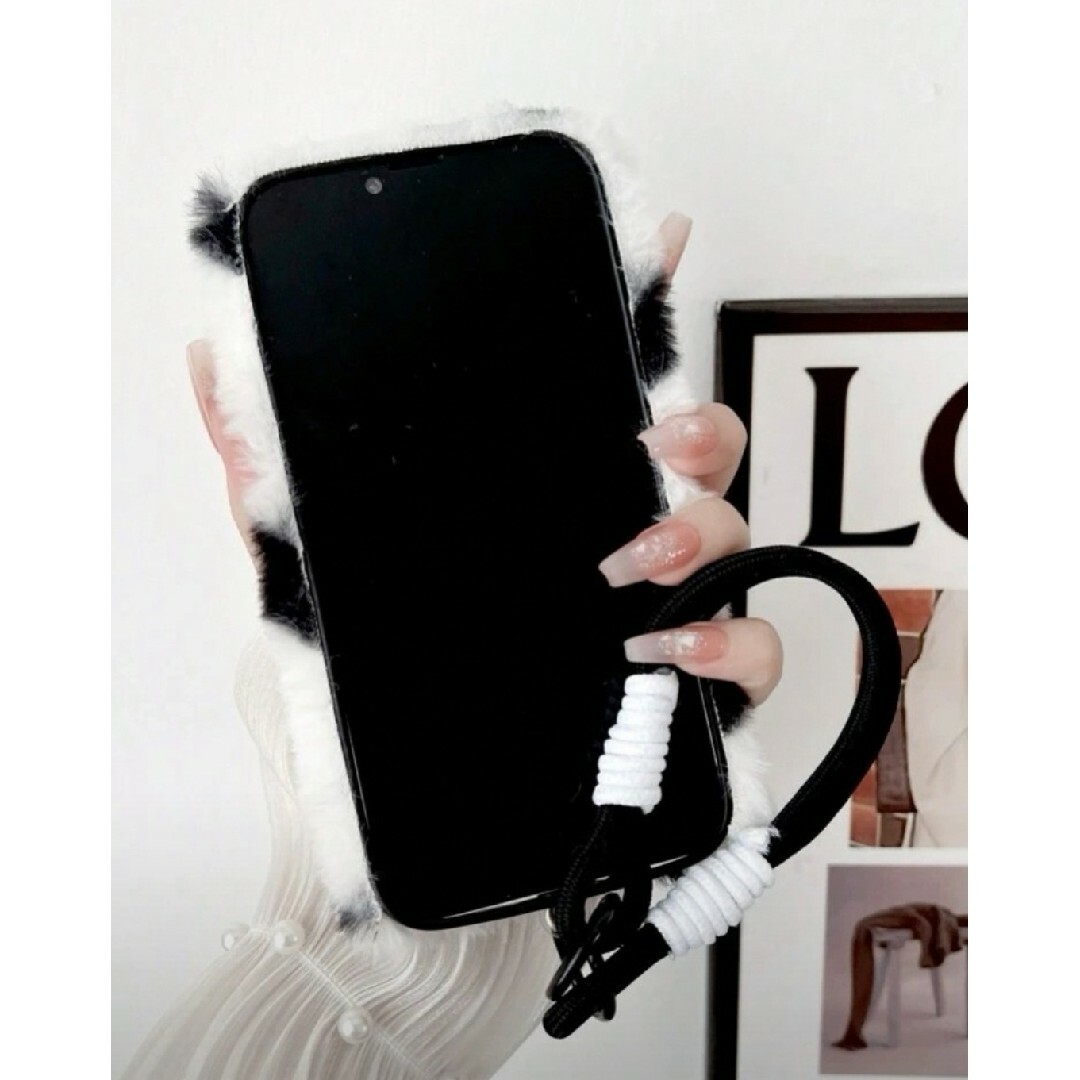 iPhone14 フワフワ ハート ケース 紐付き 白黒 モノトーン プレゼント スマホ/家電/カメラのスマホアクセサリー(iPhoneケース)の商品写真