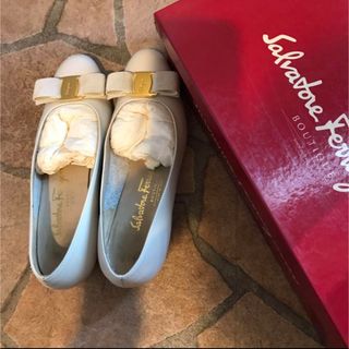 フェラガモ(Ferragamo)の土日限定お値下げ　Ferragamo ホワイト　定番パンプス　ヨーロッパで購入(ハイヒール/パンプス)