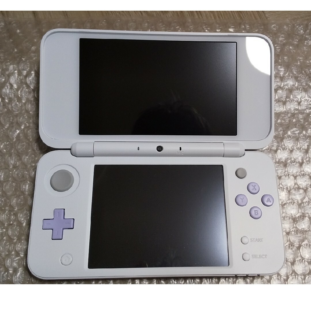 ニンテンドー2DS(ニンテンドー2DS)の任天堂Newニンテンドー2DS LLホワイト×ラベンダー本体と充電用アダプタ エンタメ/ホビーのゲームソフト/ゲーム機本体(携帯用ゲーム機本体)の商品写真