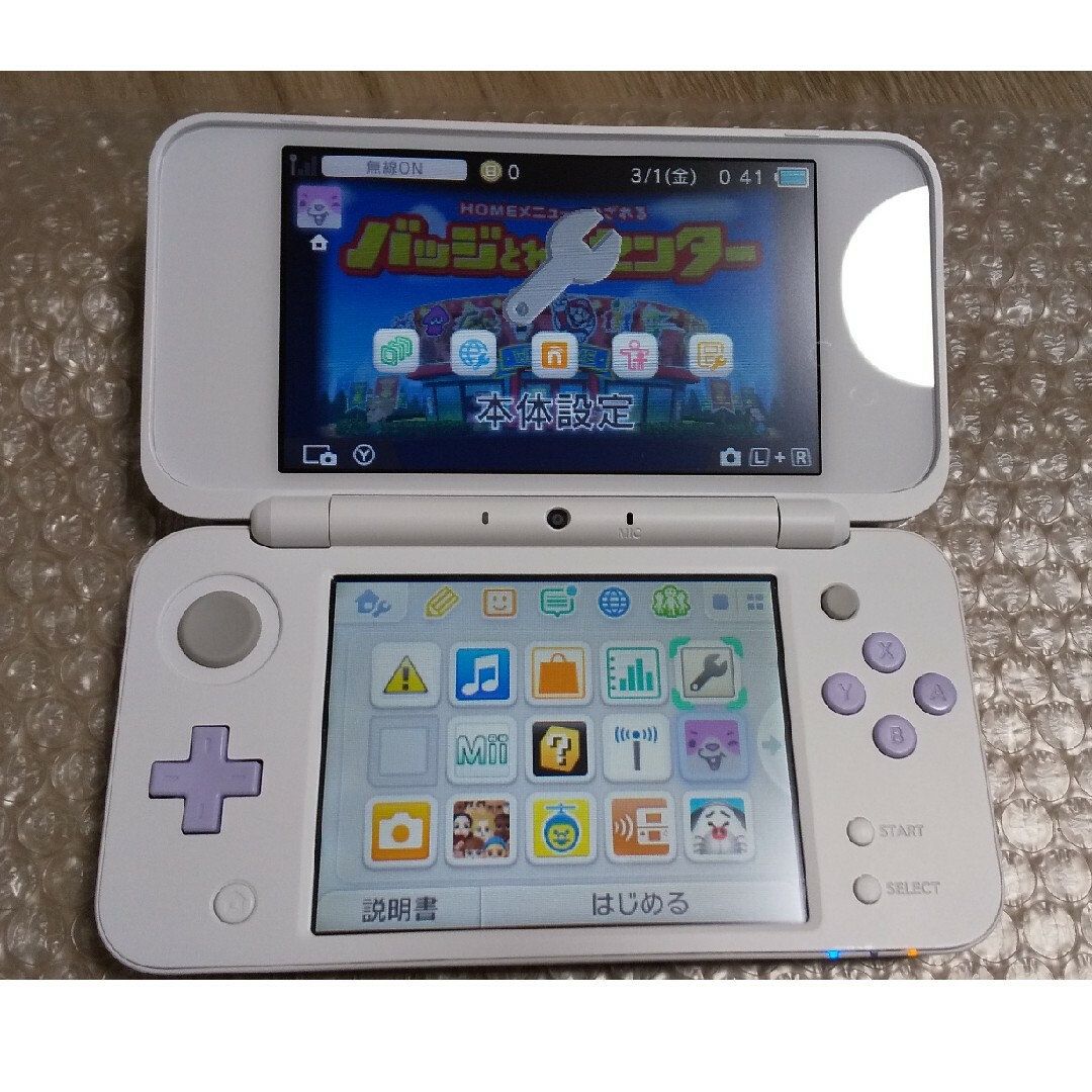 ニンテンドー2DS(ニンテンドー2DS)の任天堂Newニンテンドー2DS LLホワイト×ラベンダー本体と充電用アダプタ エンタメ/ホビーのゲームソフト/ゲーム機本体(携帯用ゲーム機本体)の商品写真