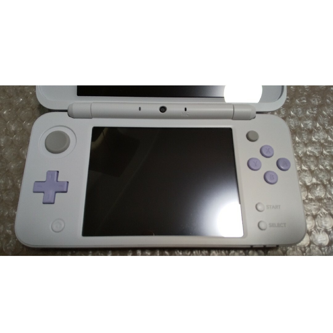 ニンテンドー2DS(ニンテンドー2DS)の任天堂Newニンテンドー2DS LLホワイト×ラベンダー本体と充電用アダプタ エンタメ/ホビーのゲームソフト/ゲーム機本体(携帯用ゲーム機本体)の商品写真