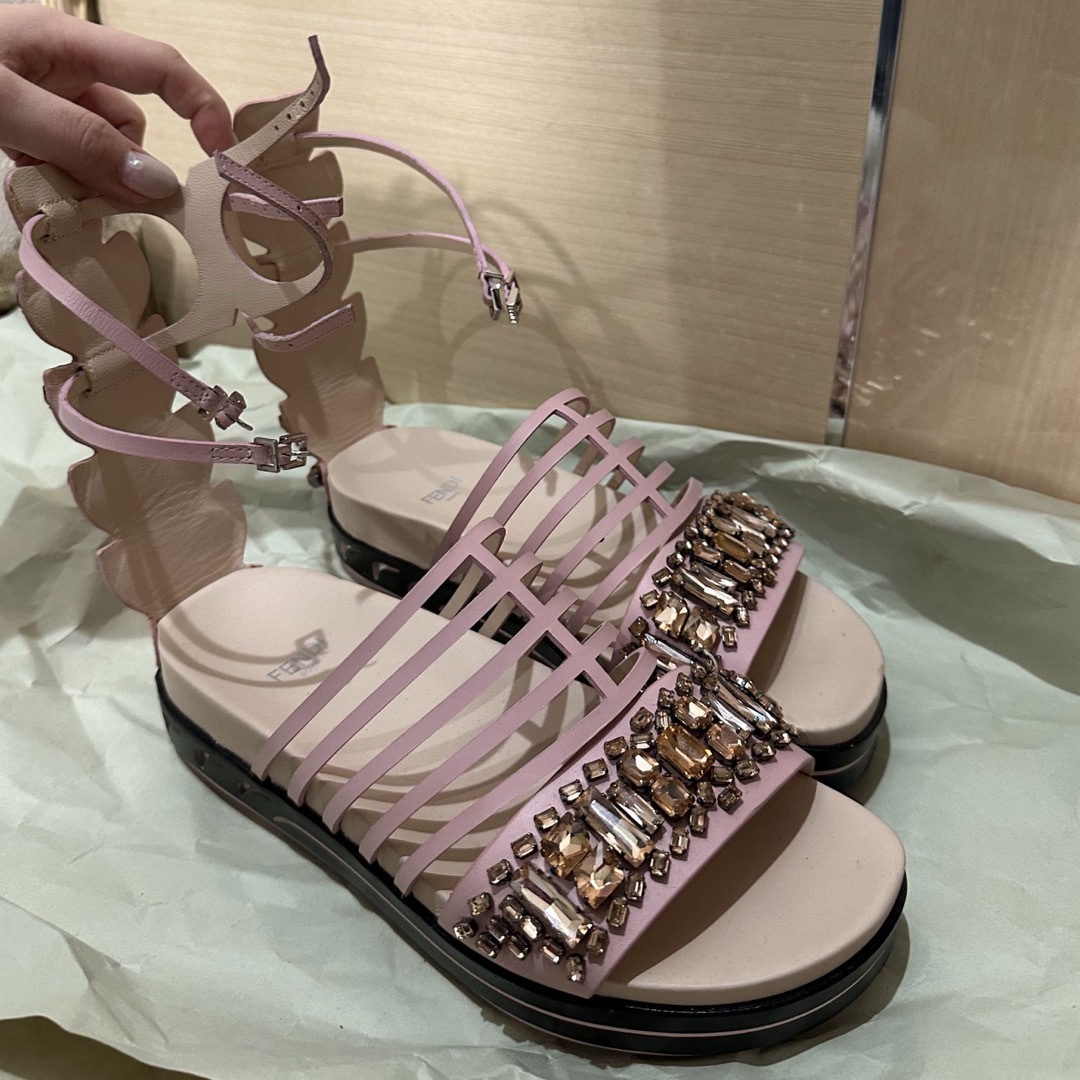 FENDI - FENDI ピンクビジューサンダルの通販 by ☆家族で大量出品中