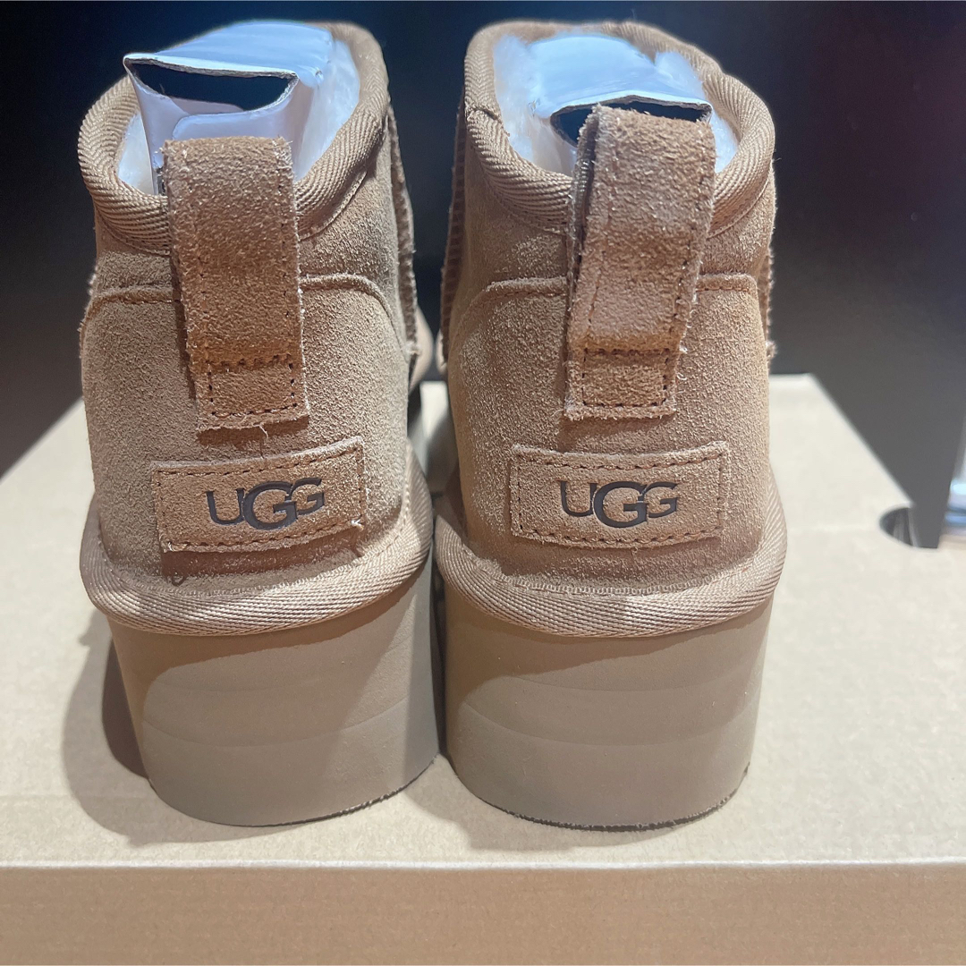 UGG(アグ)の【新品未使用】 UGG 人気 アグ ウルトラミニ プラットフォーム ブーツ 厚底 レディースの靴/シューズ(ブーツ)の商品写真