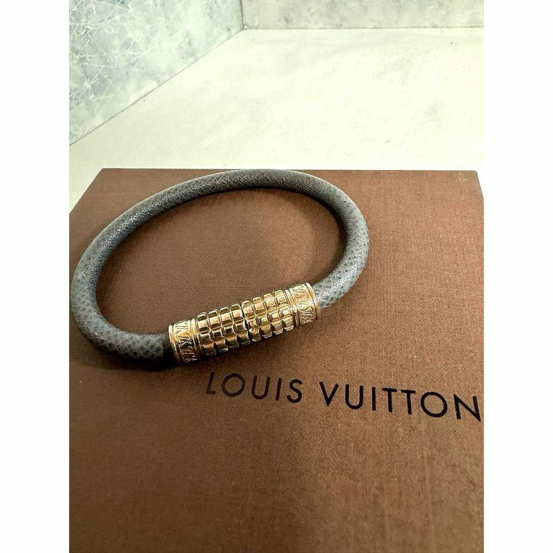 LOUIS VUITTON(ルイヴィトン)のLOUIS VUITTON タイガ ブレスレット メンズのアクセサリー(バングル/リストバンド)の商品写真