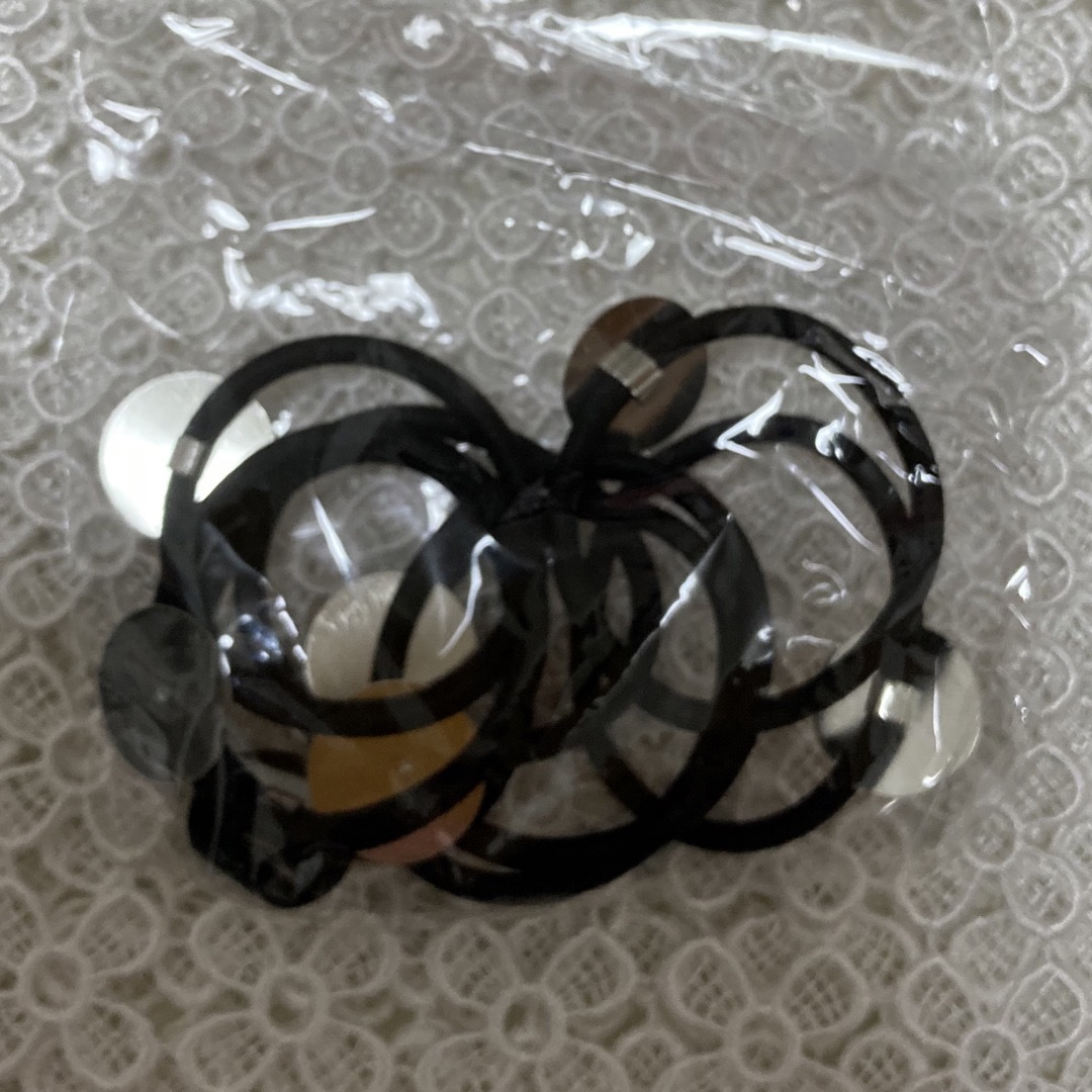 ヘアゴムパーツ 平皿付 直径約20mm 8個　ブラック ハンドメイドの素材/材料(各種パーツ)の商品写真