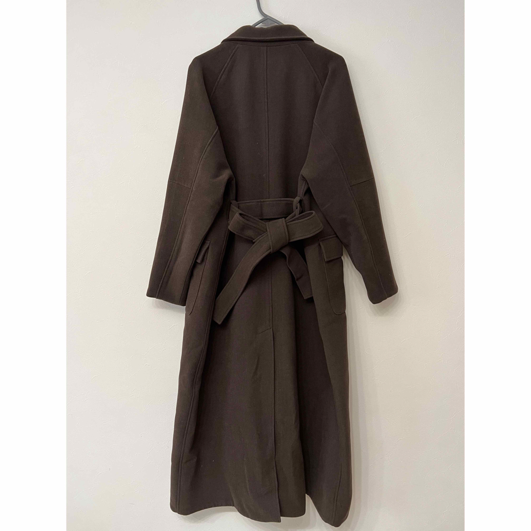 EMMA CLOTHES(エマクローズ)のオーバーサイズ ダブルボタン ラグランスリーブ フラップポケット付きロングコート レディースのジャケット/アウター(ロングコート)の商品写真