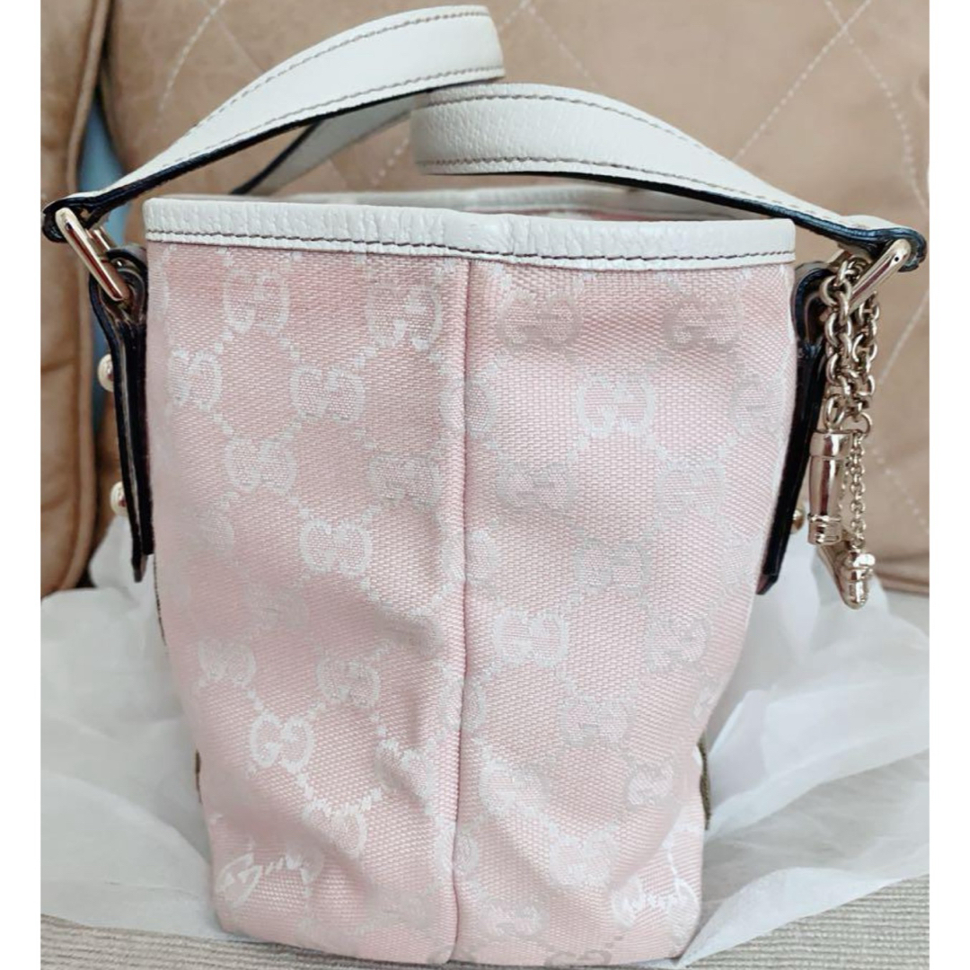 Gucci(グッチ)のグッチ GUCCI GGキャンバス チャーム付き ミニ トートバッグ  ピンク レディースのバッグ(トートバッグ)の商品写真