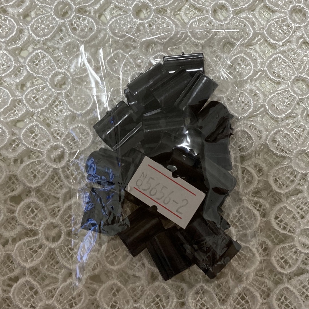 ヘアゴム用接続パーツ 足 パーツ 30個入り　ブラック ハンドメイドの素材/材料(各種パーツ)の商品写真