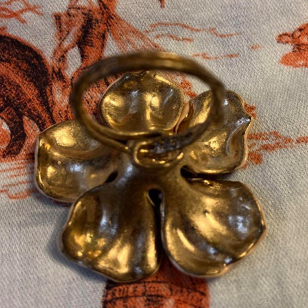 Les Nereides(レネレイド)の最終価格レネレイド　ベージュの花　中心の真珠が可愛い　大きく存在感有り一つで主役 レディースのアクセサリー(リング(指輪))の商品写真