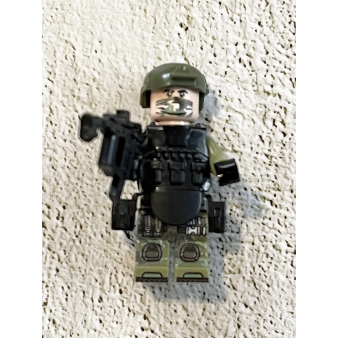 Lego(レゴ)のレゴ ミニフィギュア 軍隊８体＋軍犬４体セット エンタメ/ホビーのおもちゃ/ぬいぐるみ(模型/プラモデル)の商品写真