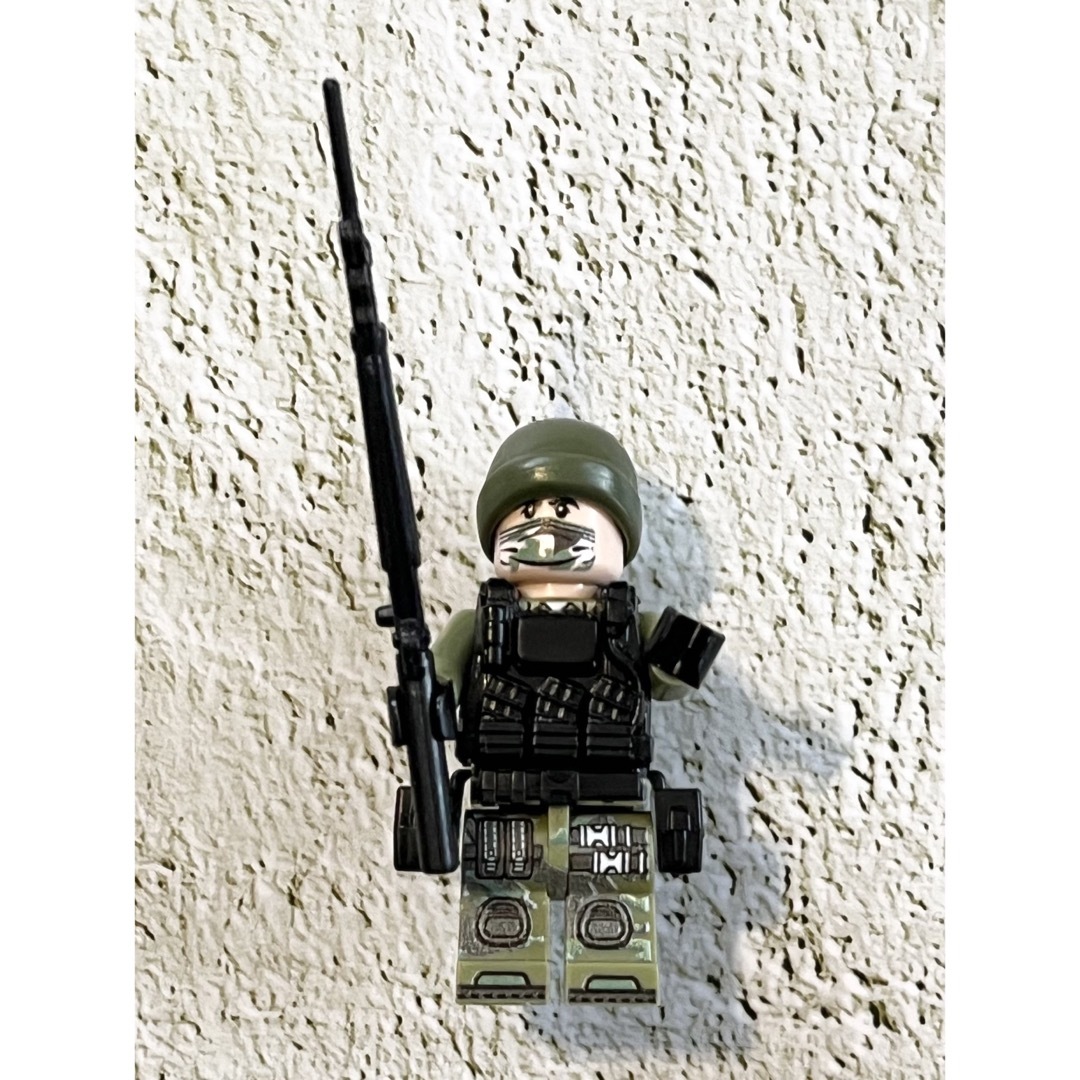 Lego(レゴ)のレゴ ミニフィギュア 軍隊８体＋軍犬４体セット エンタメ/ホビーのおもちゃ/ぬいぐるみ(模型/プラモデル)の商品写真