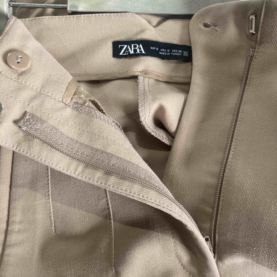 ZARA(ザラ)のZARA キレイめパンツ　Sサイズ　ベージュ レディースのパンツ(カジュアルパンツ)の商品写真