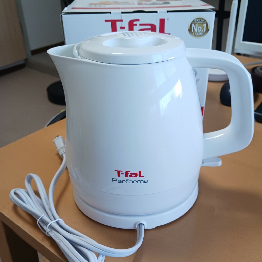 ティファール T-fal パフォーマ ホワイト 電気ケトル0.8L コンパクト スマホ/家電/カメラの生活家電(電気ケトル)の商品写真