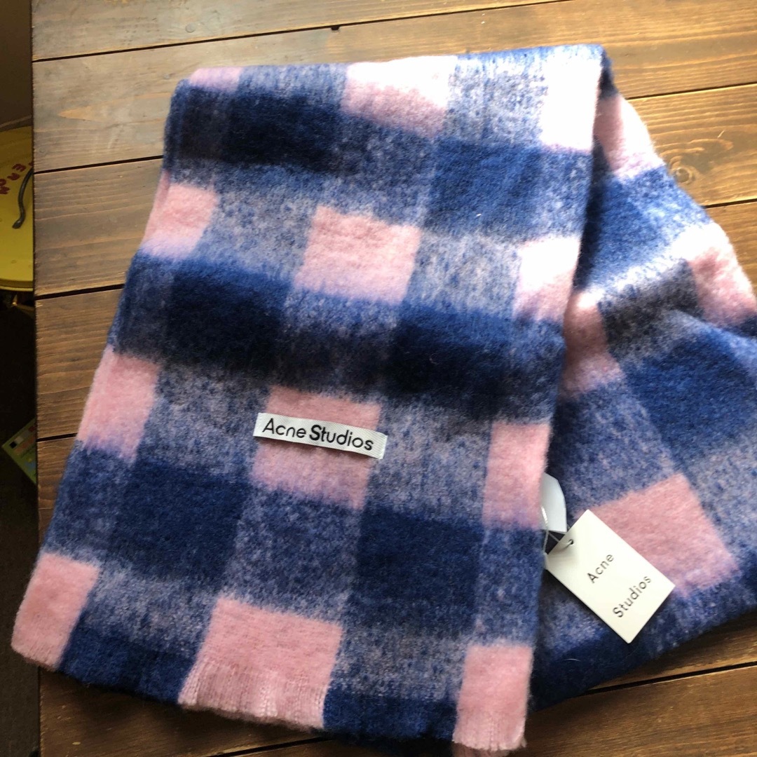 Acne Studios(アクネストゥディオズ)のacne studiosアクネマフラーふわふわかわいい❤️ レディースのファッション小物(マフラー/ショール)の商品写真