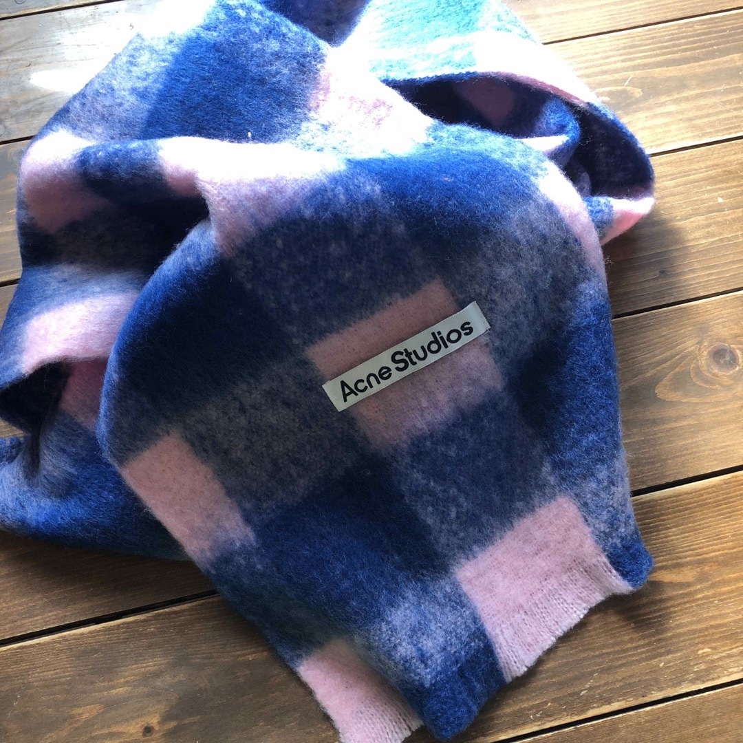 Acne Studios(アクネストゥディオズ)のacne studiosアクネマフラーふわふわかわいい❤️ レディースのファッション小物(マフラー/ショール)の商品写真