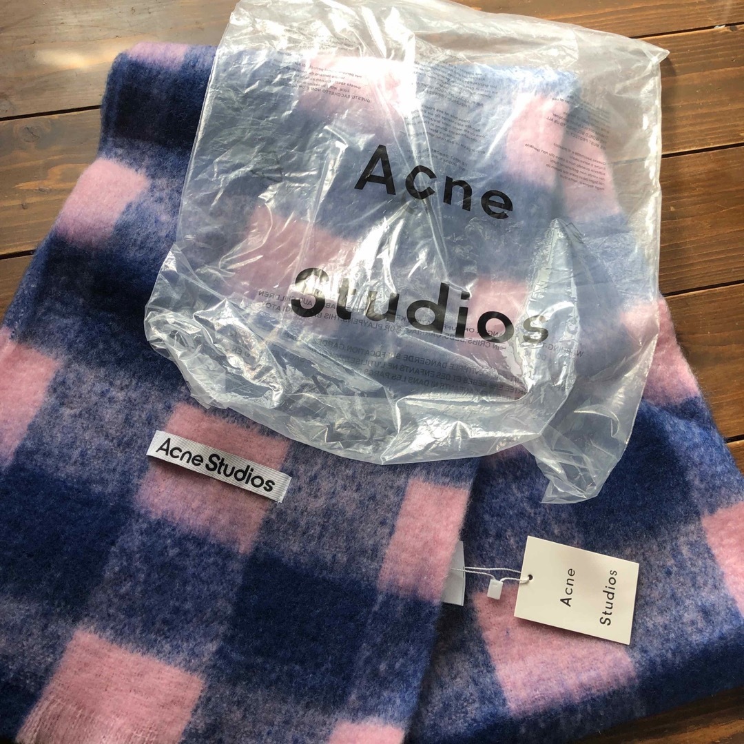 Acne Studios(アクネストゥディオズ)のacne studiosアクネマフラーふわふわかわいい❤️ レディースのファッション小物(マフラー/ショール)の商品写真