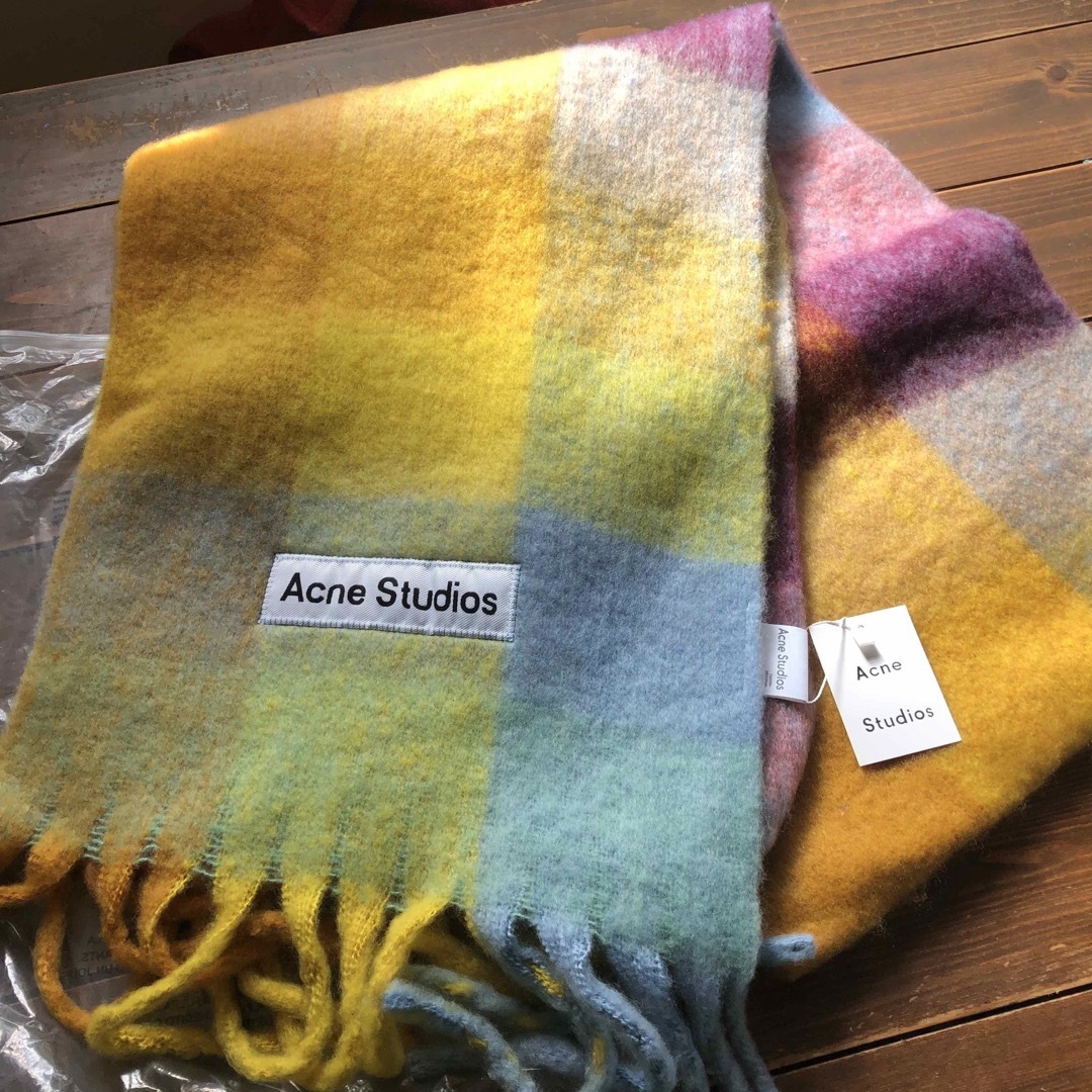 Acne Studios(アクネストゥディオズ)のacne studiosアクネマフラーショール❤️かわいいカラー レディースのファッション小物(マフラー/ショール)の商品写真