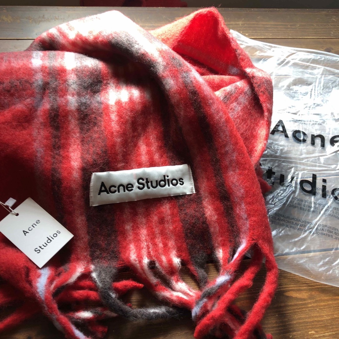 Acne Studios(アクネストゥディオズ)の赤❤️かわいいacne studiosアクネマフラーショール レディースのファッション小物(マフラー/ショール)の商品写真