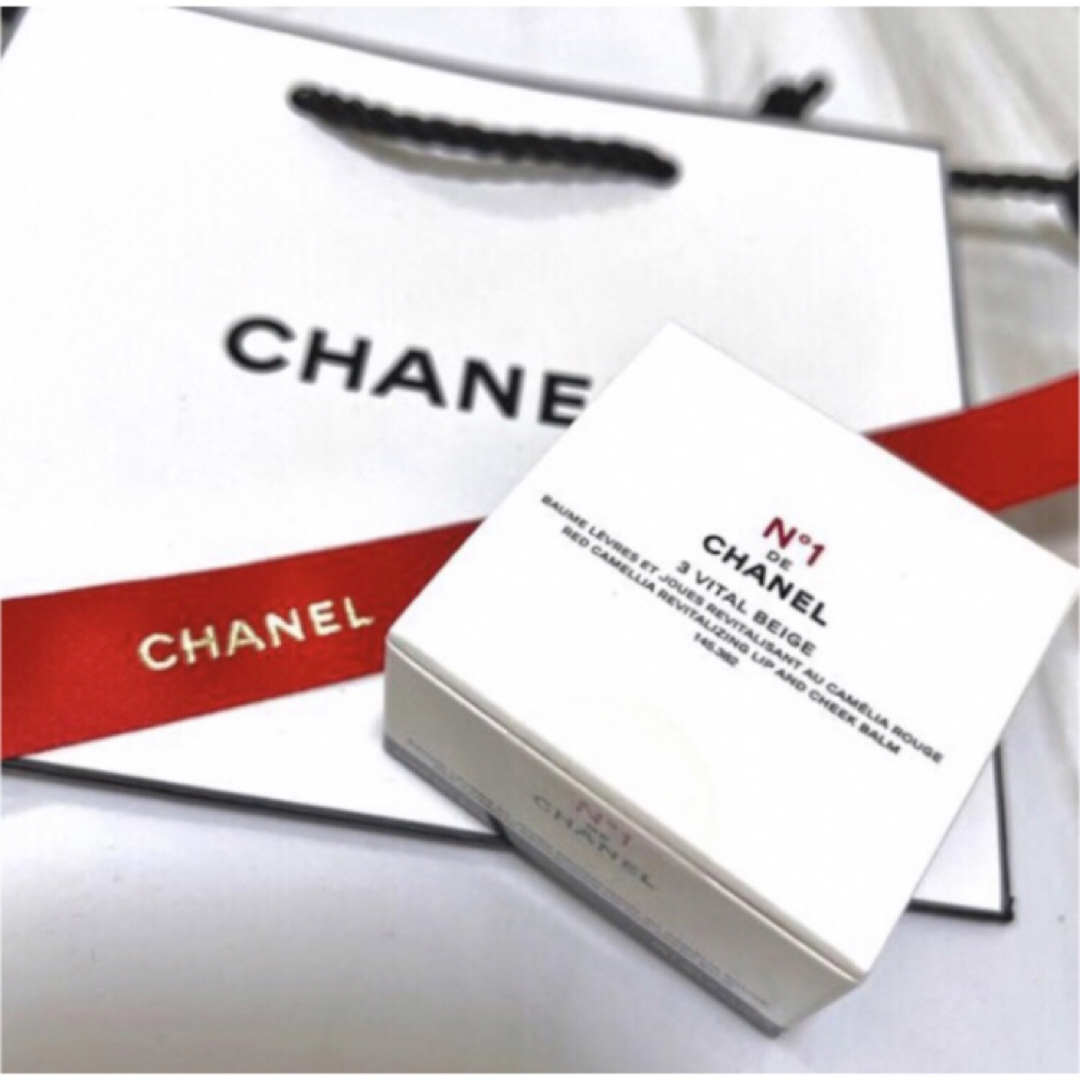 CHANEL(シャネル)のCHANELリップ＆チークボーム N°1 ドゥ シャネル 3 ヴァイタルベージュ コスメ/美容のベースメイク/化粧品(口紅)の商品写真