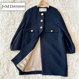 ジェイアンドエムデヴィッドソン(J&M DAVIDSON)の高級美品✨J&Mデヴィッドソン✨ノーカラーロングコート　金ボタン　ネイビー(ロングコート)