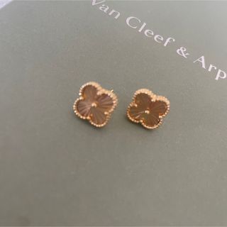 ヴァンクリーフアンドアーペル(Van Cleef & Arpels)の四葉ピアス　ゴールド　ギヨシェ(ピアス)