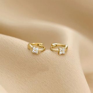 セール❣️【高級CZダイヤ】S925 刻印 小さな フラワー 花 リング ピアス(ピアス)