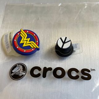 新品　CROCS クロックスジビッツ　2個セット　ワンダーウーマン＆ピースサイン