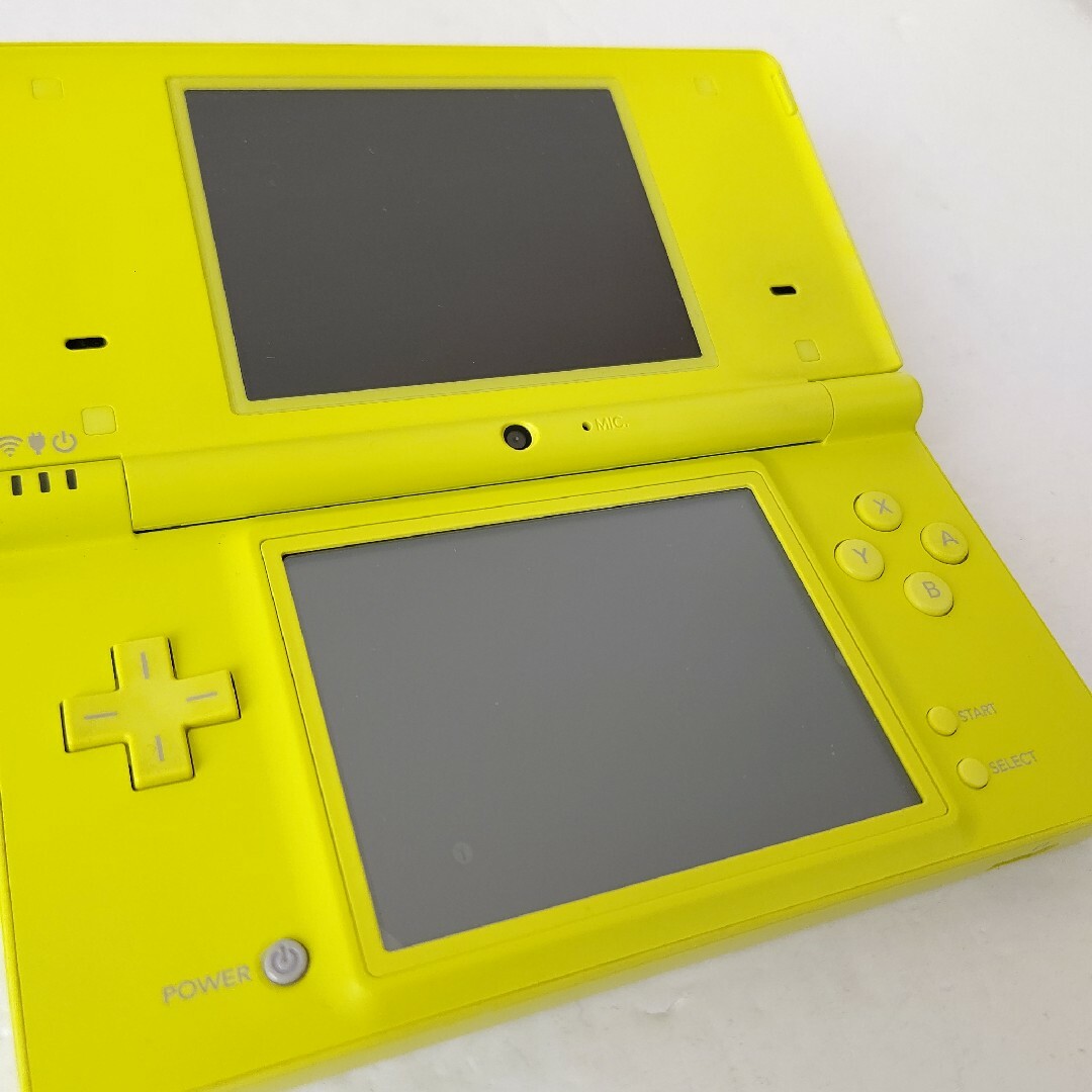 ニンテンドーDS(ニンテンドーDS)のNintendo　ニンテンドーDSi ライムグリーン　極美品　任天堂　ゲーム機 エンタメ/ホビーのゲームソフト/ゲーム機本体(携帯用ゲーム機本体)の商品写真