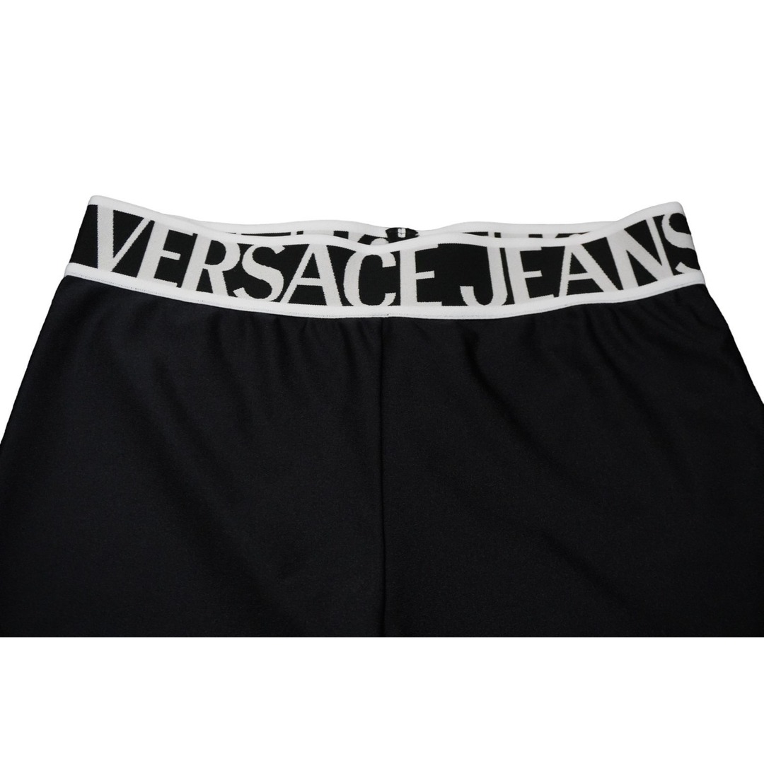 極美品 Versace Jeans ヴェルサーチ・ジーンズ ショートパンツ レギンス ブラック ロゴ 72HAC110 サイズ42 中古 56519 レディースのパンツ(ショートパンツ)の商品写真