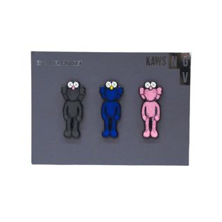 新品同様品 KAWS カウズ ENAMEL PIN SET バッチ ピンバッチ ピン アンティーク ピンク ブラック ブルー 中古 21091(その他)