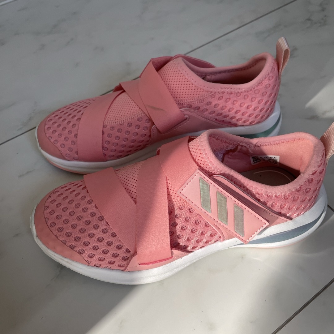 adidas(アディダス)のadidas スニーカー　 キッズ/ベビー/マタニティのキッズ靴/シューズ(15cm~)(スニーカー)の商品写真