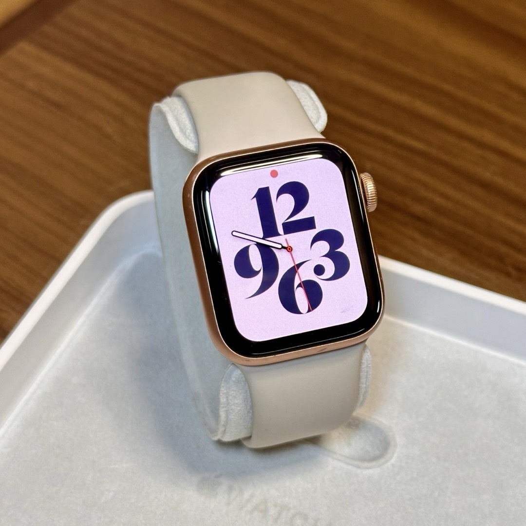 Apple Watch(アップルウォッチ)のApple Watch SE 第1世代（GPSモデル） 40mm ゴールド スマホ/家電/カメラのスマートフォン/携帯電話(その他)の商品写真